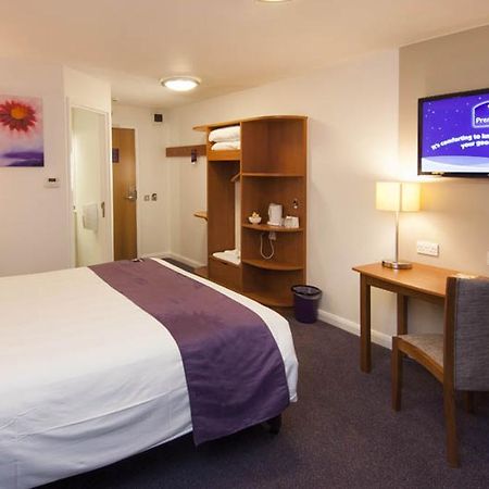 Premier Inn Swindon Central Экстерьер фото