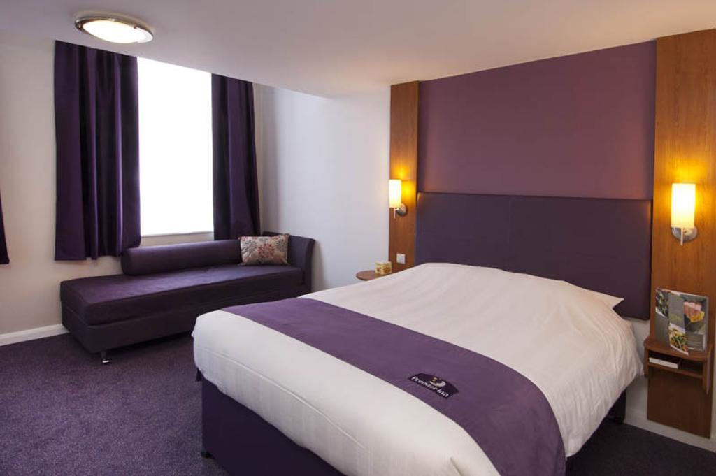 Premier Inn Swindon Central Номер фото