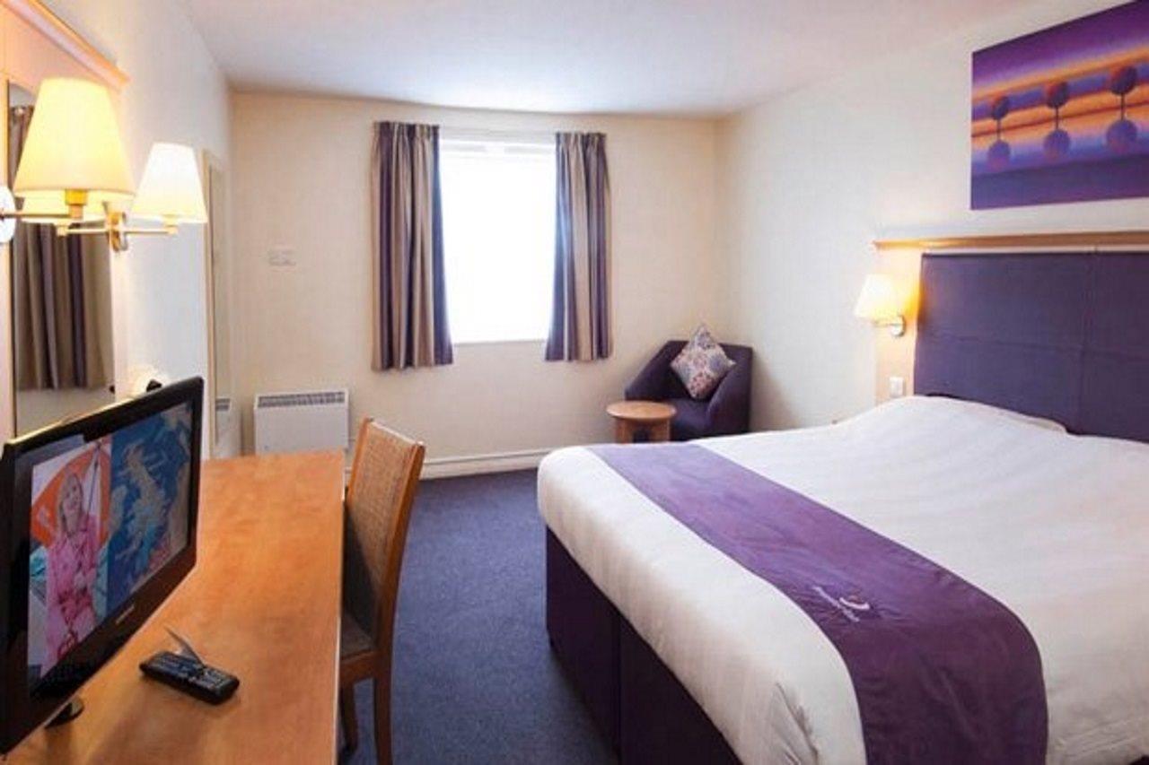 Premier Inn Swindon Central Экстерьер фото